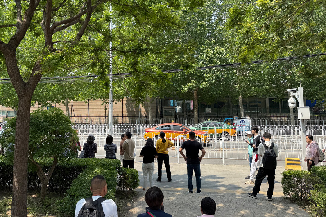 北京美國大使館外排隊的人，攝於週四。