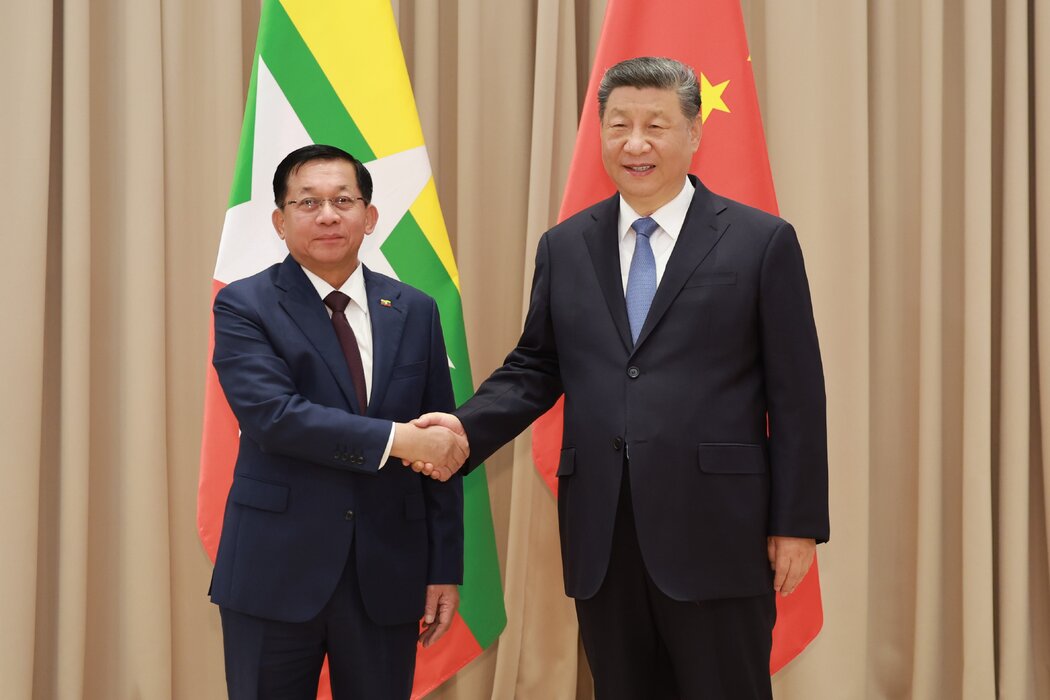 中國國家領導人習近平與緬甸軍政府領導人敏昂萊大將5月在莫斯科合影,照片由中國國家媒體發布。