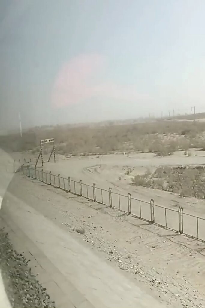 當一位維吾爾族女性離開新疆的家，踏上數千公里的旅程前往中國中部工作時，眼前所見的是這片荒涼的土地。