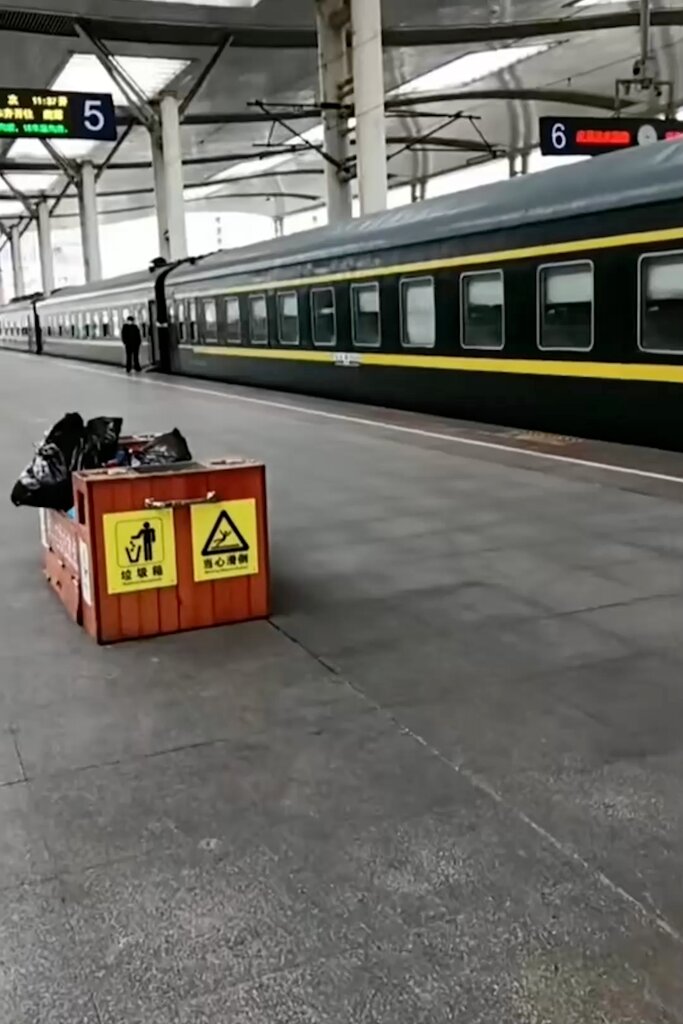 她和同行的其他人抵達了武漢，在那裡他們將為中國家電品牌美的生產冰箱。