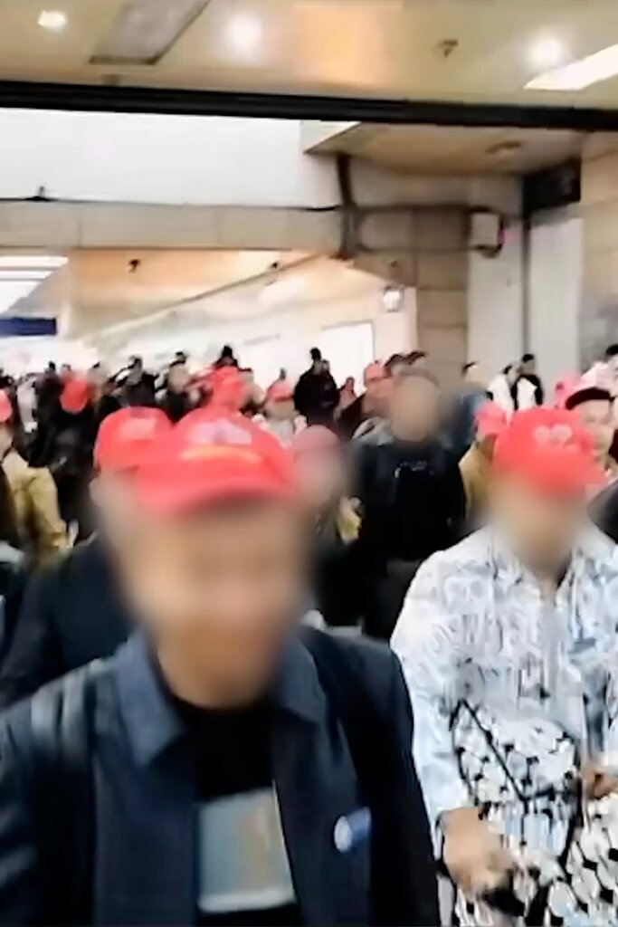 他們頭戴統一的帽子，上面印有一家國營人力資源公司的名稱和標誌。這是一個暗示，說明這並不是一次普通的求職之旅。