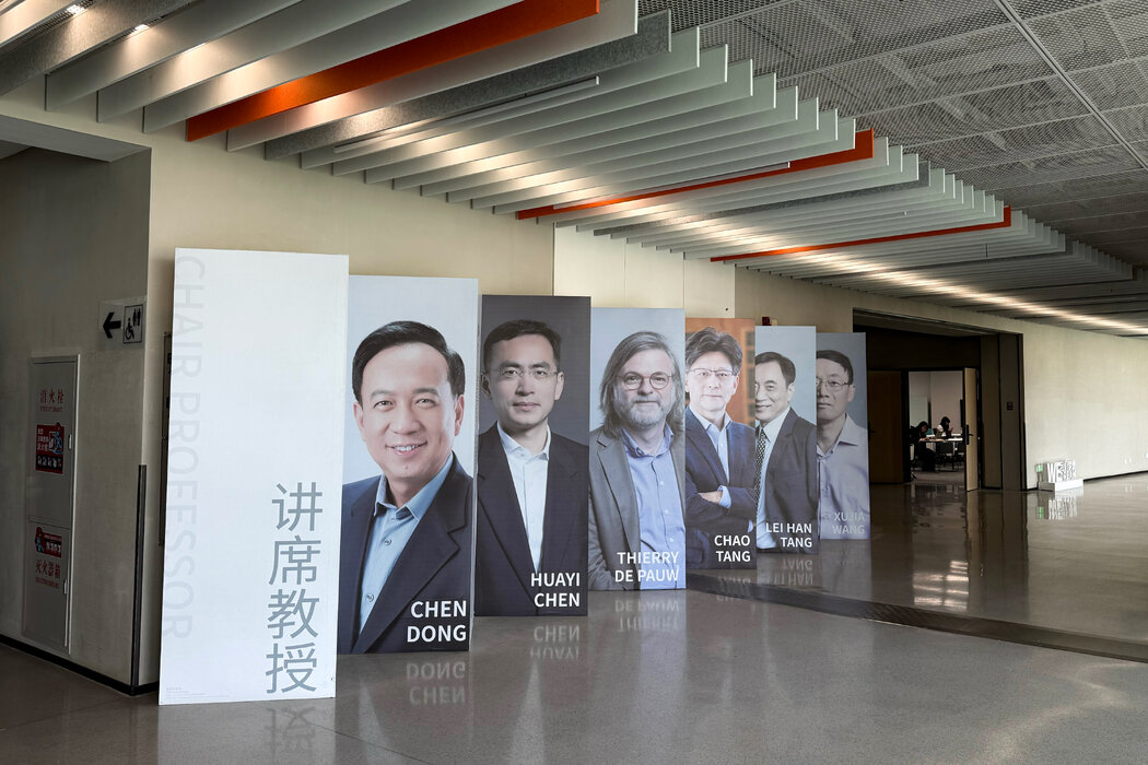 杭州西湖大學主教學樓裡展示的世界一流科學家的肖像。
