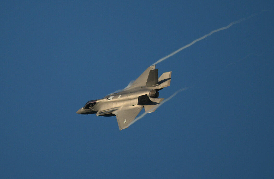 4月,一架美國空軍F-35戰鬥機在荷蘭呂伐登舉行的北約演習中。