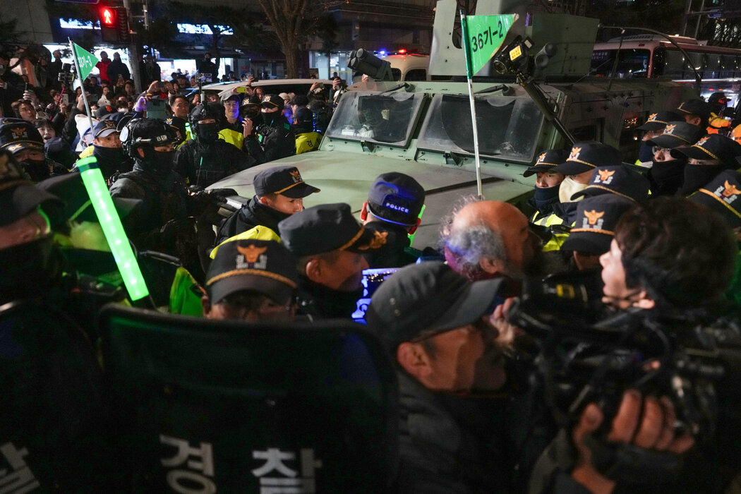 去年12月，時任總統尹錫悅短暫宣布戒嚴後，首爾國會外的抗議民眾。