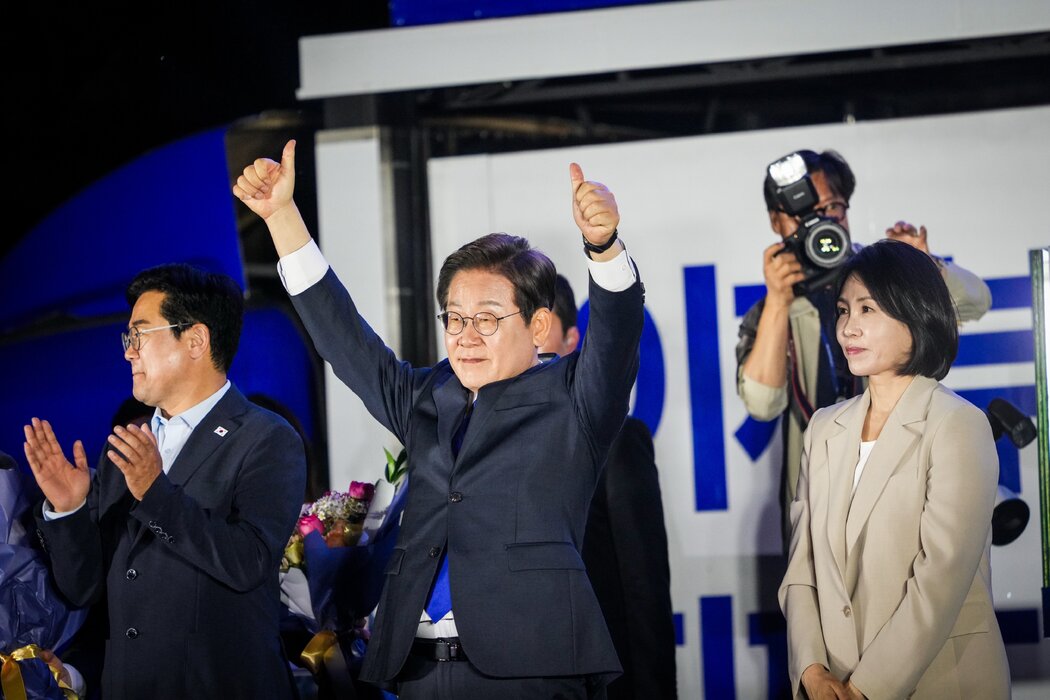 週三早些時候，韓國新總統李在明與夫人金惠景在首爾的選舉後集會上。
