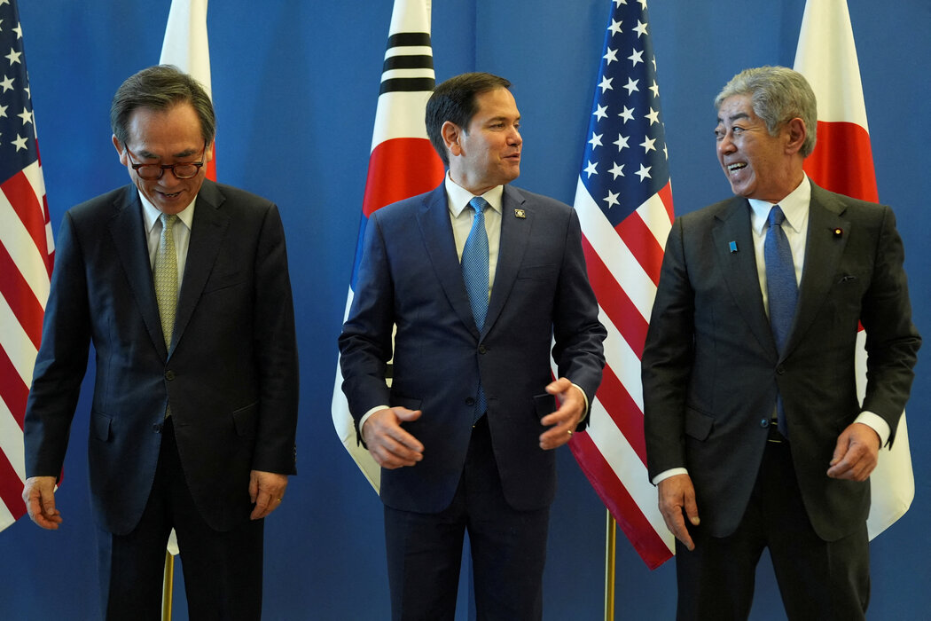 4月,在布魯塞爾參加北約會議期間,美國國務卿魯比奧與日本外相岩屋毅和韓國外長趙兌烈合影。美國一直在推動發展更緊密的三邊關係。