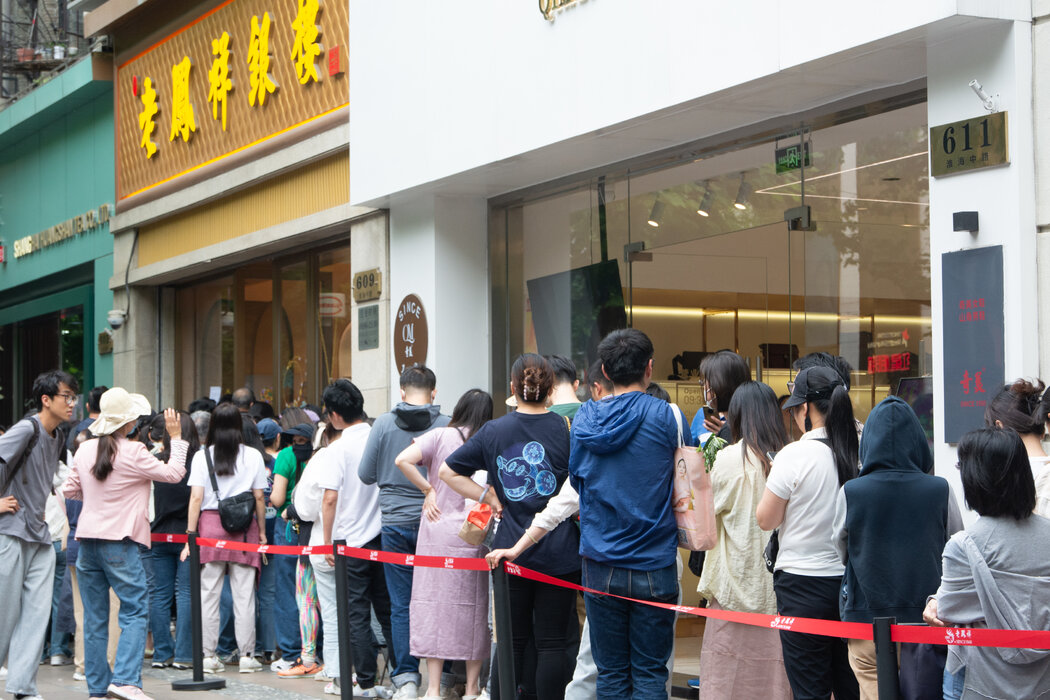 上海一家珠寶店門外排隊的消費者，攝於上月。