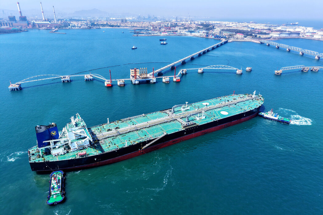 4月，一艘原油油輪停靠在中國青島港。中國已成為俄羅斯石油的最大客戶。