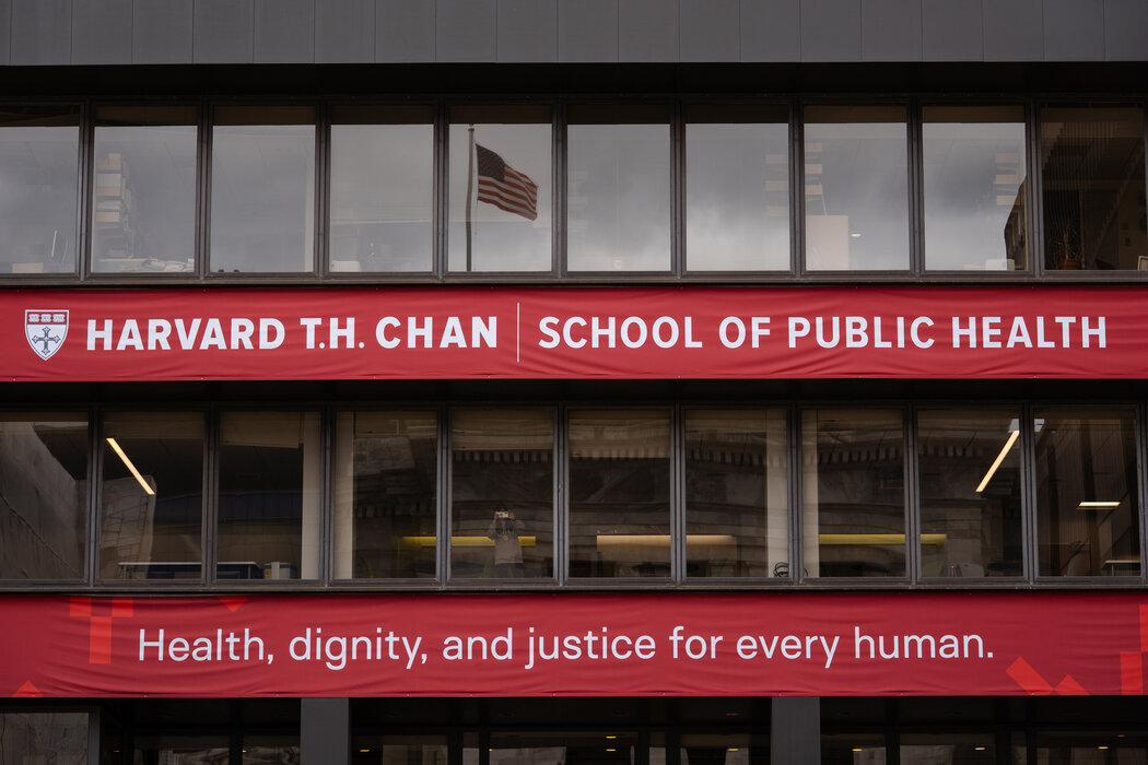 位於波士頓的哈佛大學陳曾熙公共衛生學院在中國舉行的會議受到了共和黨人的批評。