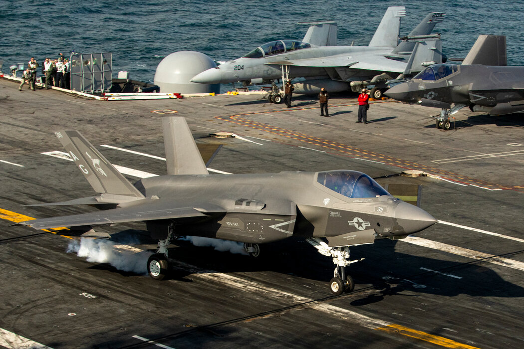 核動力航母「喬治·華盛頓」號甲板上的一架F-35戰鬥機。
