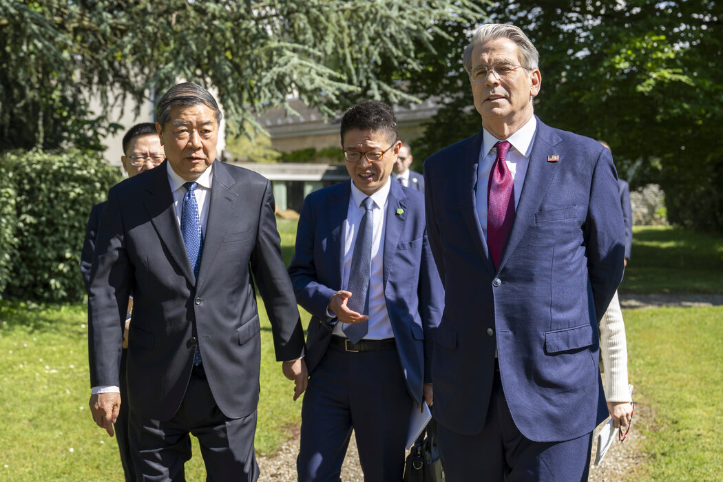 5月，美國財政部長史考特·貝森特（右）與中國國務院副總理何立峰在瑞士日內瓦舉行雙邊貿易會談。