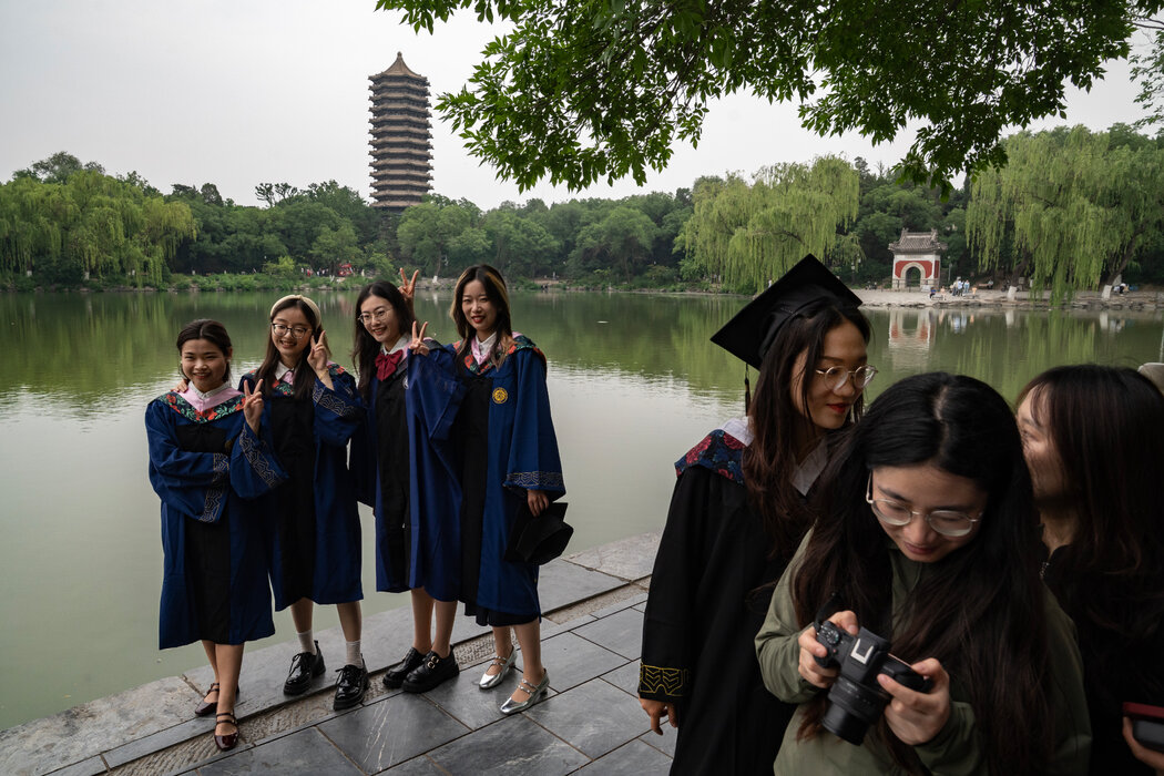 北京大學的畢業生在校園裡拍照，攝於上週五。