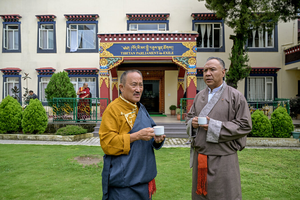 頓珠次仁(Thondup Tsering,左)和丹增晉美(Tenzing Jigme),他們是達蘭薩拉西藏流亡議會的成員,現居美國。