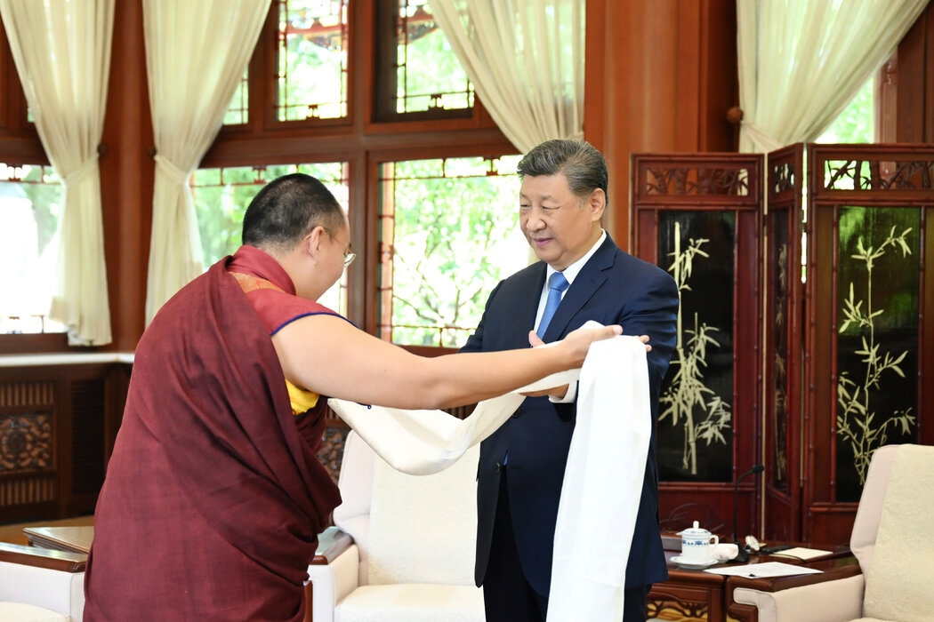 中國官方媒體發表的一張照片顯示,6月,中國領導人習近平在北京會見了政府任命的第十一世班禪喇嘛。