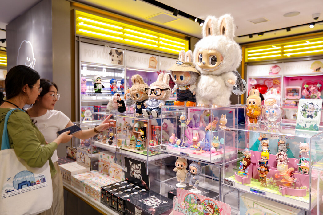 本月,顧客在上海的泡泡瑪特商店挑選Labubu。