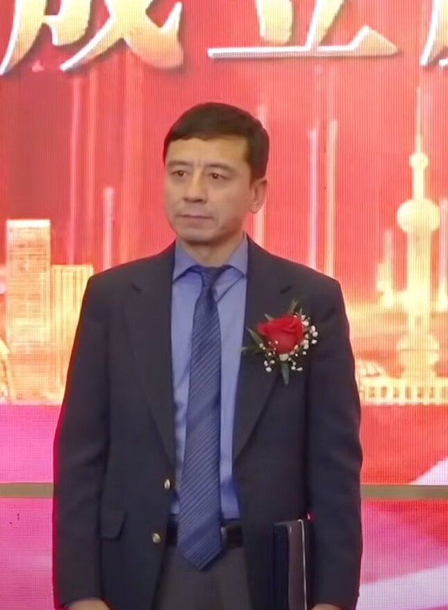 州眾議員威廉·科爾頓的幕僚長、安德魯·科莫的顧問賀立寧曾在中國一家國有企業工作。