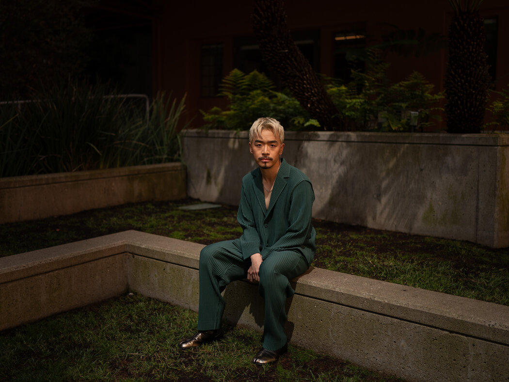 身在舊金山的前蘋果公司設計師傑森·袁。他於2023年離開蘋果，因感到人工智慧領域的競爭正在將他甩在身後而焦慮。