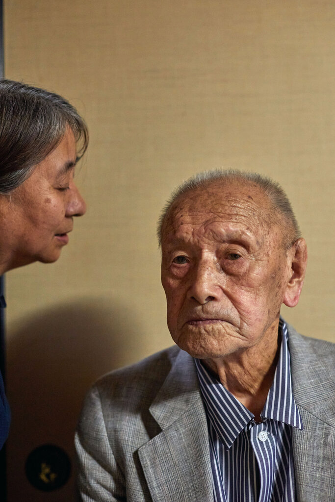 佐藤哲夫與他的兒媳久子。