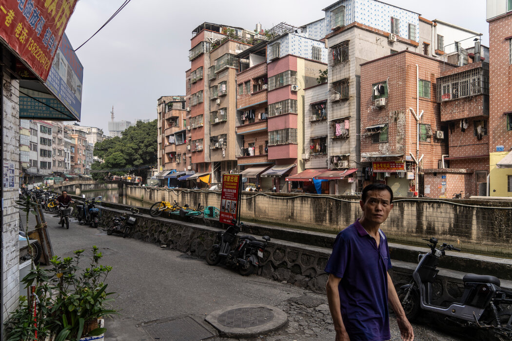 中國廣州的一個服裝工人社區。中國政府正在強調加大對先進制造業的支持力度,提升人民幣在全球的地位,而不是幫助消費者。