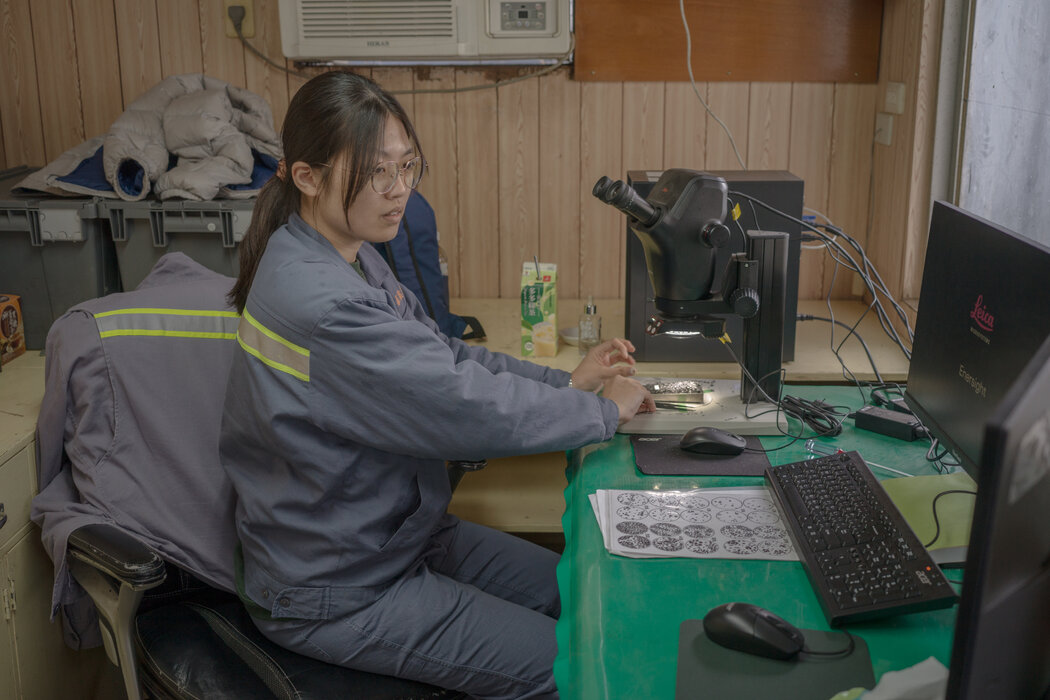 一位經理說,很難找到既具備所需專業技術,又願意在泥濘多雨的戶外鑽探現場工作的工程師。