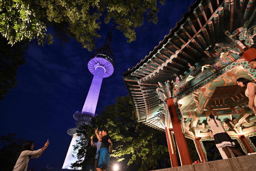 2023年,地標性建築南山首爾塔亮起紫色燈光,慶祝防彈少年團成立十週年。