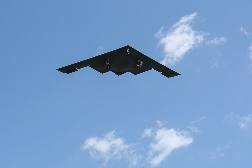 一架對伊朗核設施完成了打擊任務的B-2轟炸機週日返回到密蘇里州懷特曼的空軍基地。