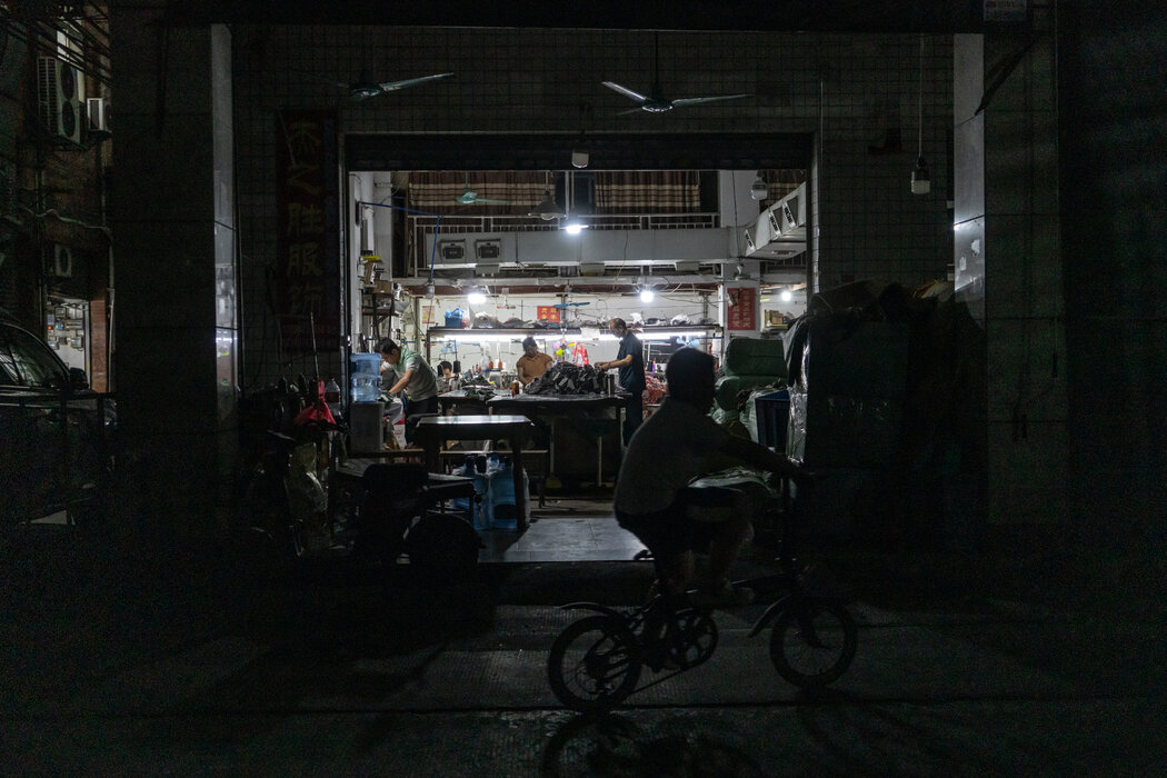 中國廣州一家制衣廠的夜班。