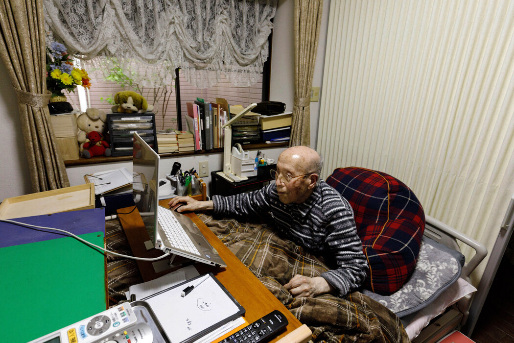 尾崎現在在家中進行日間交易。