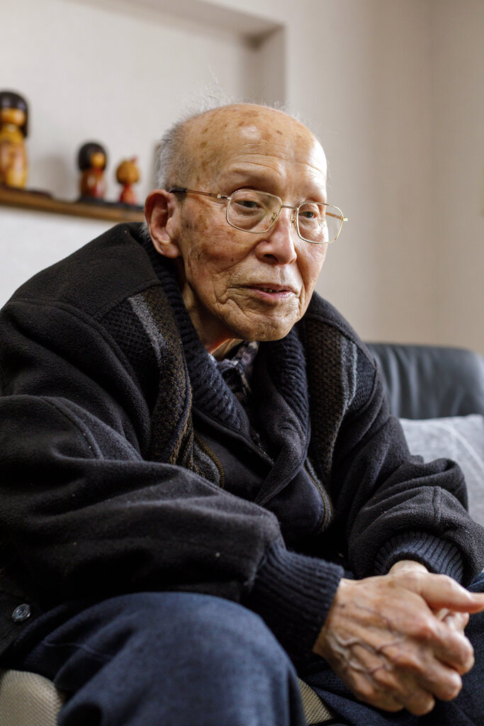 尾崎健一在家中。15歲時,他應徵入伍。