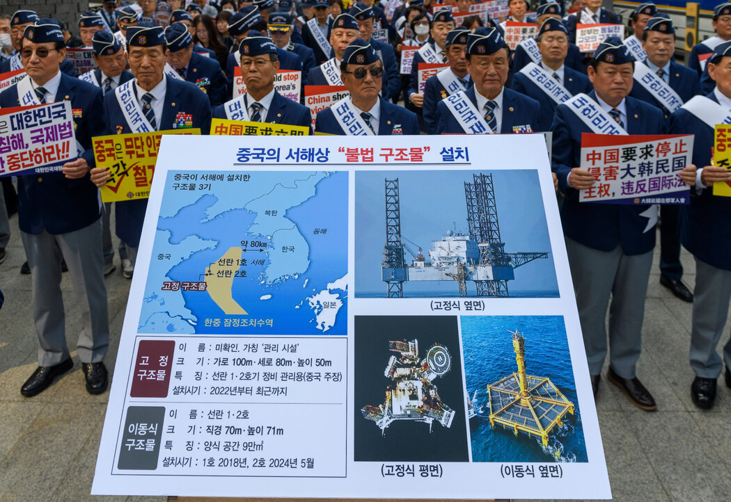 韓國退伍軍人在首爾的中國大使館附近舉行抗議，要求中國政府拆除在黃海的共同水域安裝的鋼結構物，攝於今年4月。