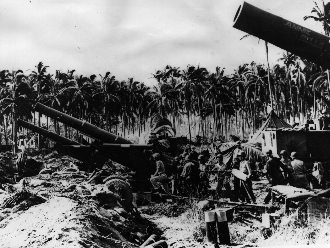 1944年,美軍在菲律賓的萊特島攻擊日軍陣地。