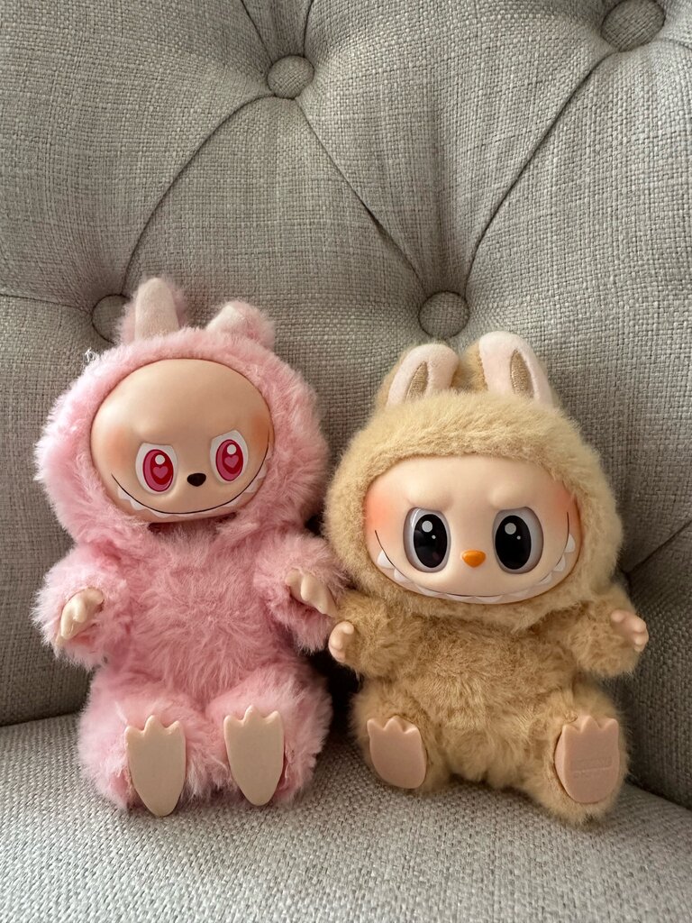 假Labubu（左）和真Labubu（右）有時很容易分辨。