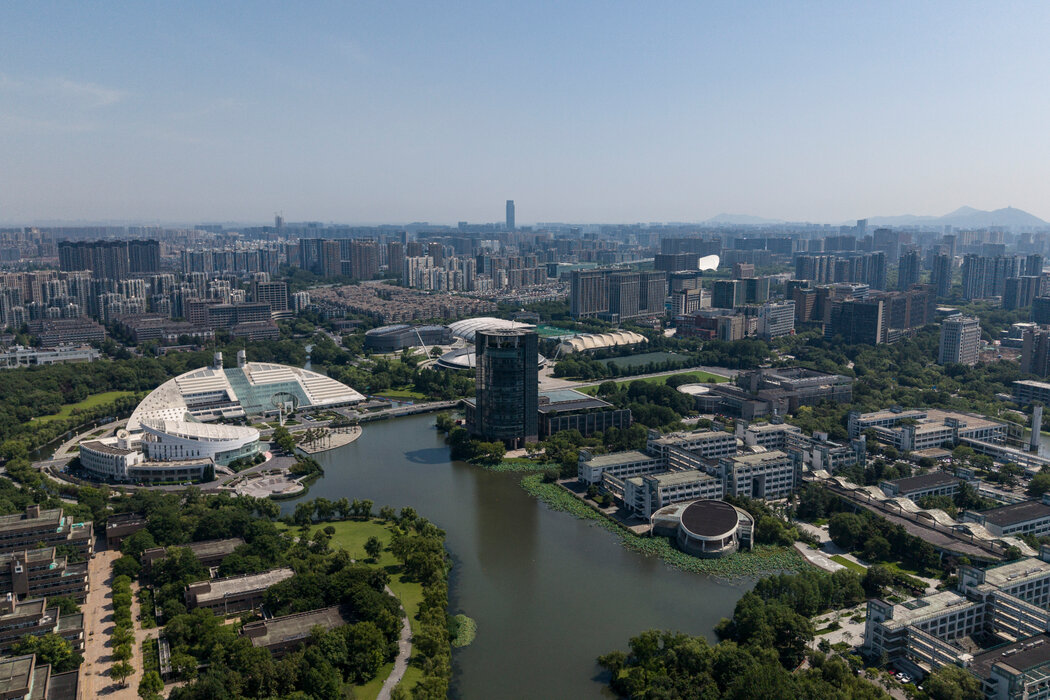 因低廉的租金以及靠近阿里巴巴、DeepSeek等科技公司,杭州吸引了很多科技人才。