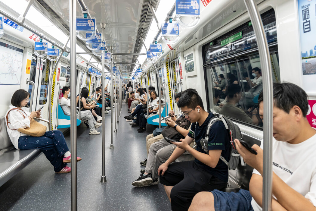 地鐵上的通勤者,該線路服務於阿里巴巴集團總部及其周邊的科技公司。