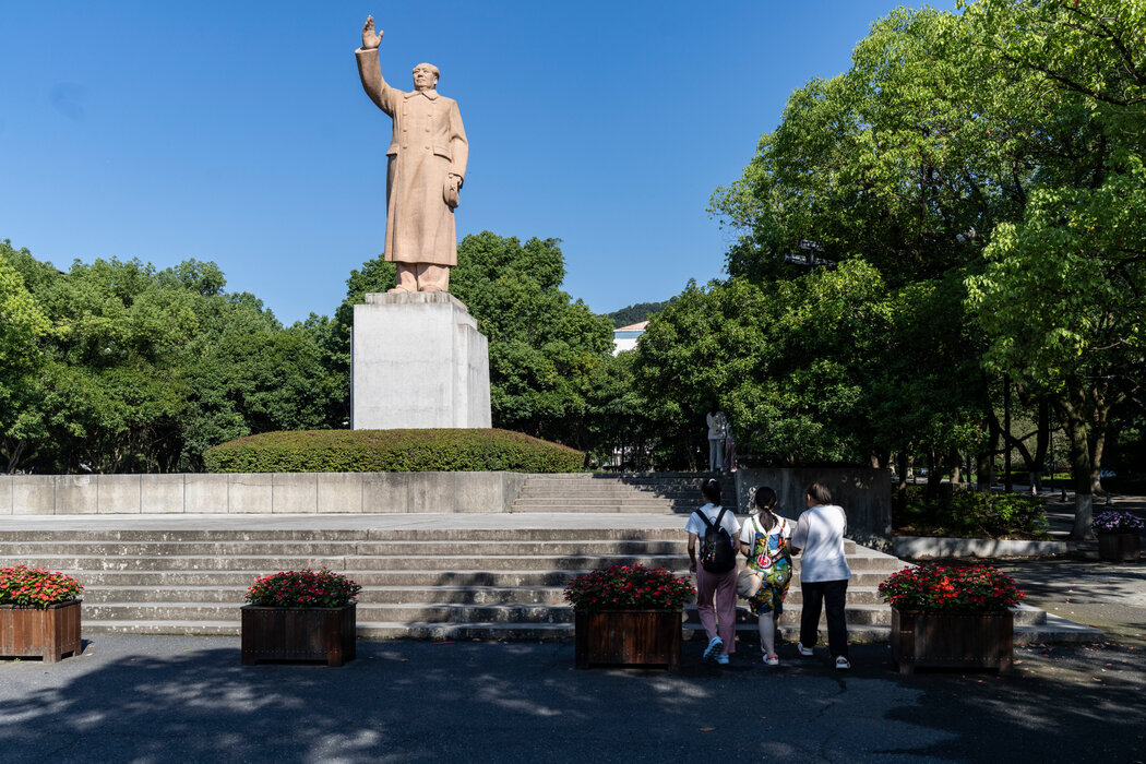 浙江大學本部——玉泉校區的毛澤東塑像。一位創業者表示,政府曾幫助他與投資人建立聯繫。