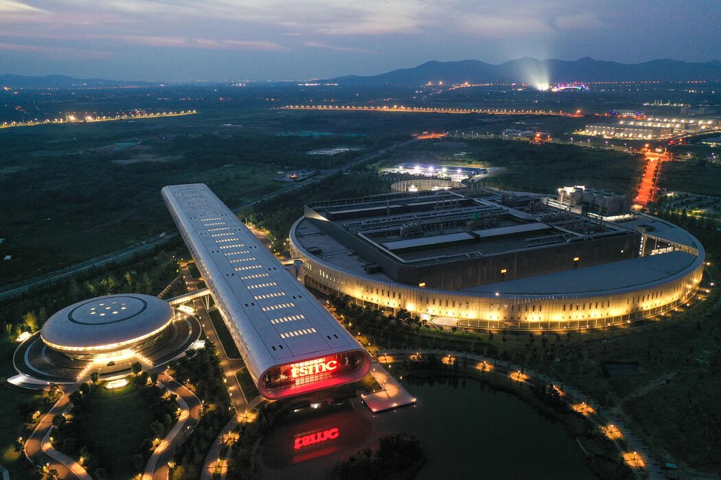 幾十年來,台灣企業的大部分對外投資都流向了中國。2018年,台灣領先的晶片製造商台積電在中國南京設廠。