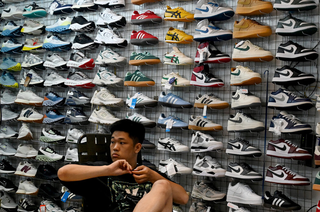 河內老城區的一個鞋店。川普威脅對越南商品徵收46%的關稅,已給越南的鞋類、服裝和電子等行業帶來了衝擊。