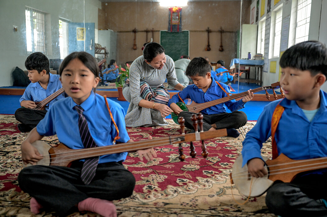 2024年,學生在拜拉庫比一所小學學習彈奏藏族琵琶。