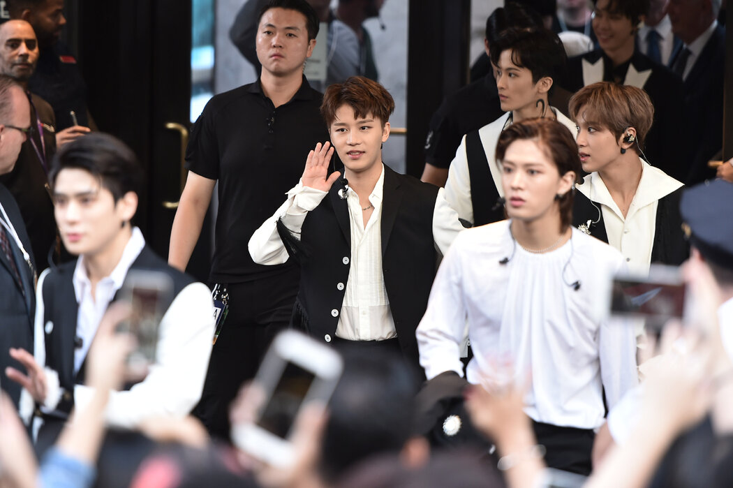 NCT樂隊成員泰一（中）在紐約，攝於2019年。