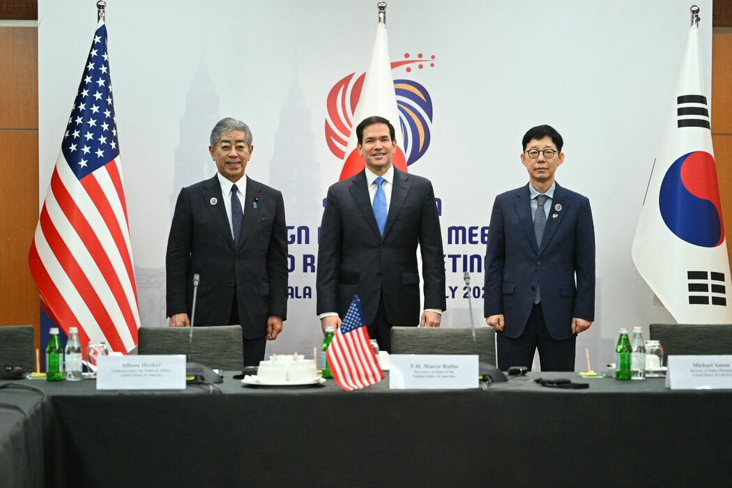 美國國務卿馬可·魯比奧本月與日本外務大臣（左）及韓國外交部副部長舉行會晤。川普政府正在設立新的貿易壁壘，並要求多個國家做出讓步。