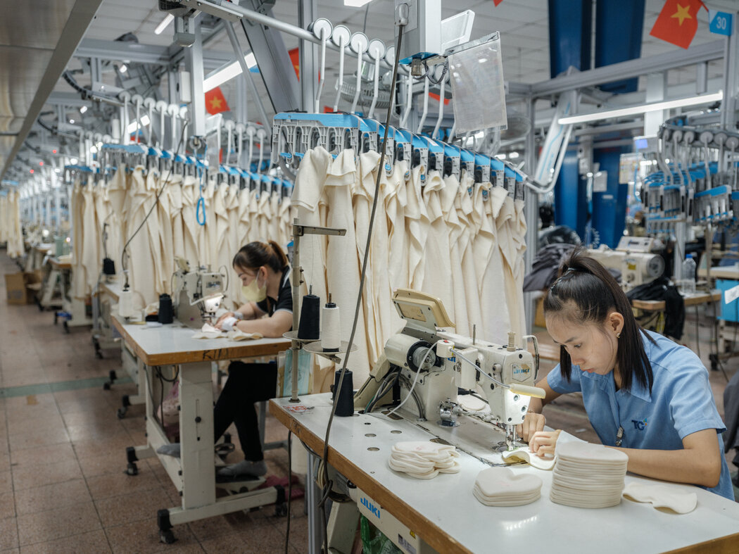 4月，越南胡志明市一家服裝廠的生產線。全球各國正在討論建立一個以規則為基礎、排除美國在外的貿易秩序。
