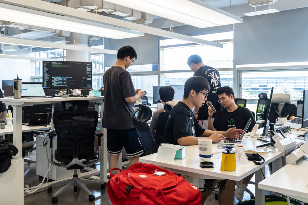 杭州一家人工智慧初創企業的員工。今年4月,中國政府表示將出資600億元為人工智慧初創企業提供早期資金。
