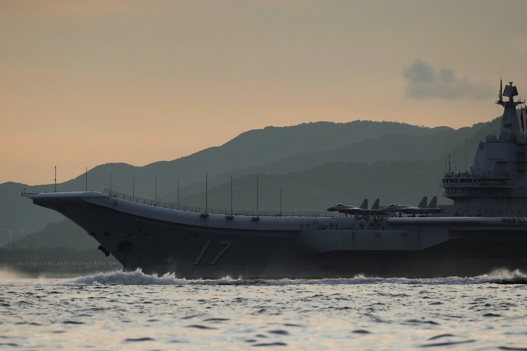 中國首艘國產航空母艦山東艦本月停靠香港，圖片上能看到其飛行甲板上的戰鬥機。