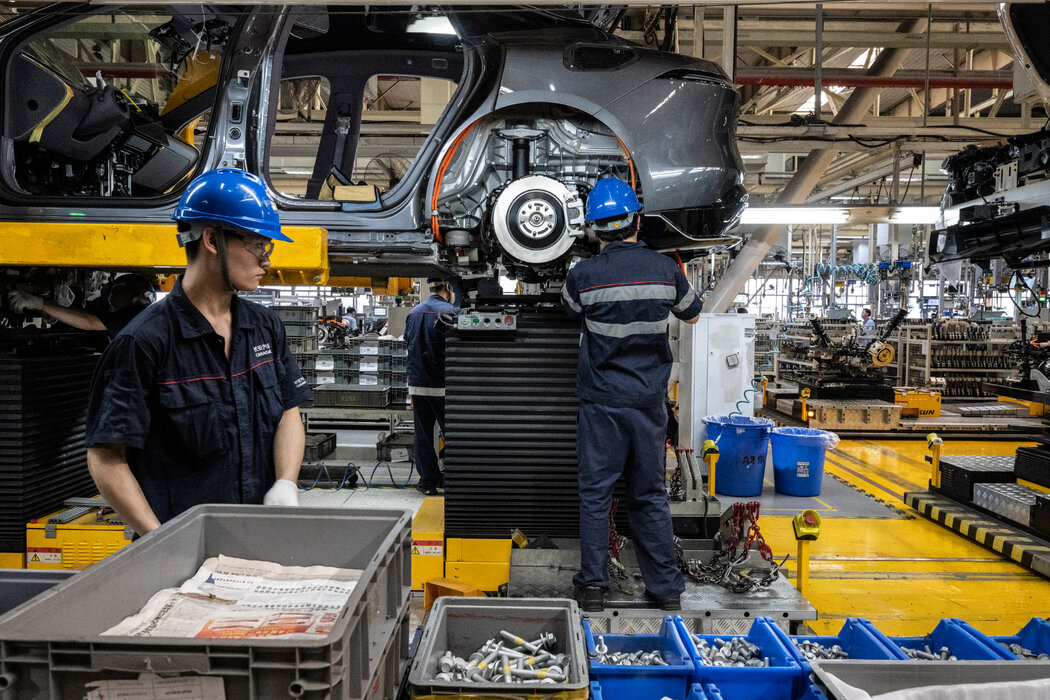 中國重慶一家電動汽車工廠的生產線工人。