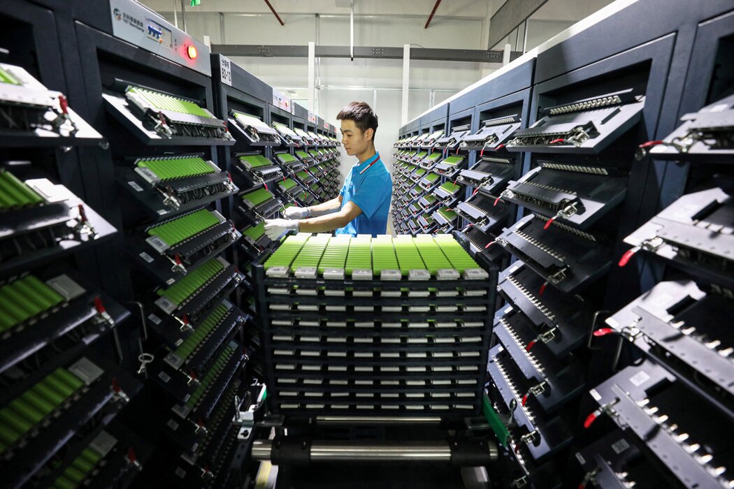2025年4月,一名員工正在中國東部淮北的一家工廠的鋰電池生產線上工作。