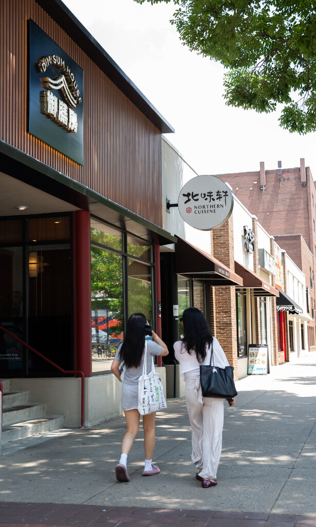 伊利諾大學香檳分校附近聚集了至少20多家中餐館、點心店和珍珠奶茶店。