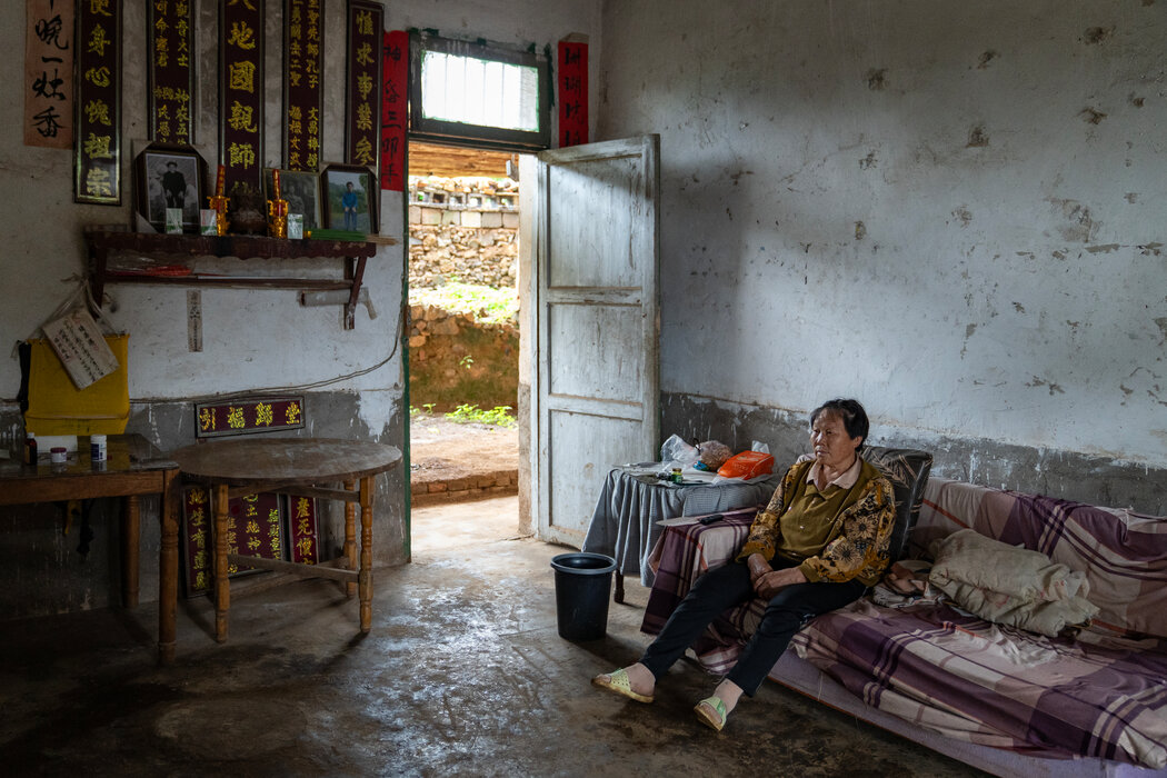 陳天明的母親在家裡的客廳看電視。他的父母已經習慣了家裡絡繹不絕的好奇訪客。