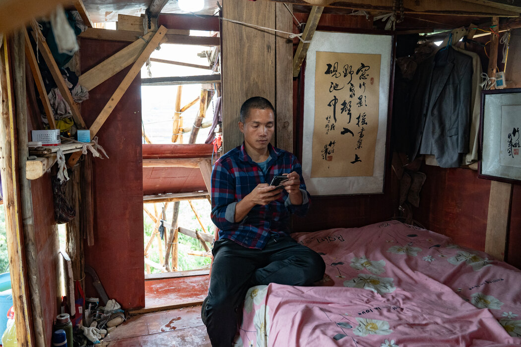 陳天明在他家的一個房間裡休息。每增加一層樓,他就會把卧室往上移。