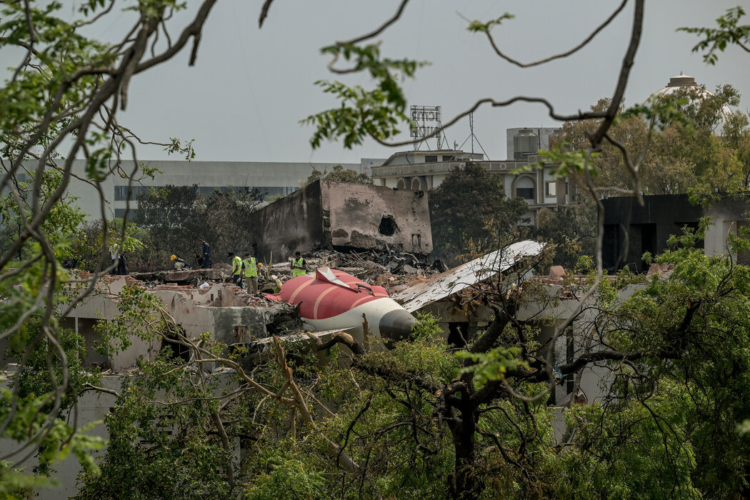6月12日，印度航空公司171號航班在印度艾哈邁達巴德墜毀，造成260人死亡，其中包括19名地面人員。