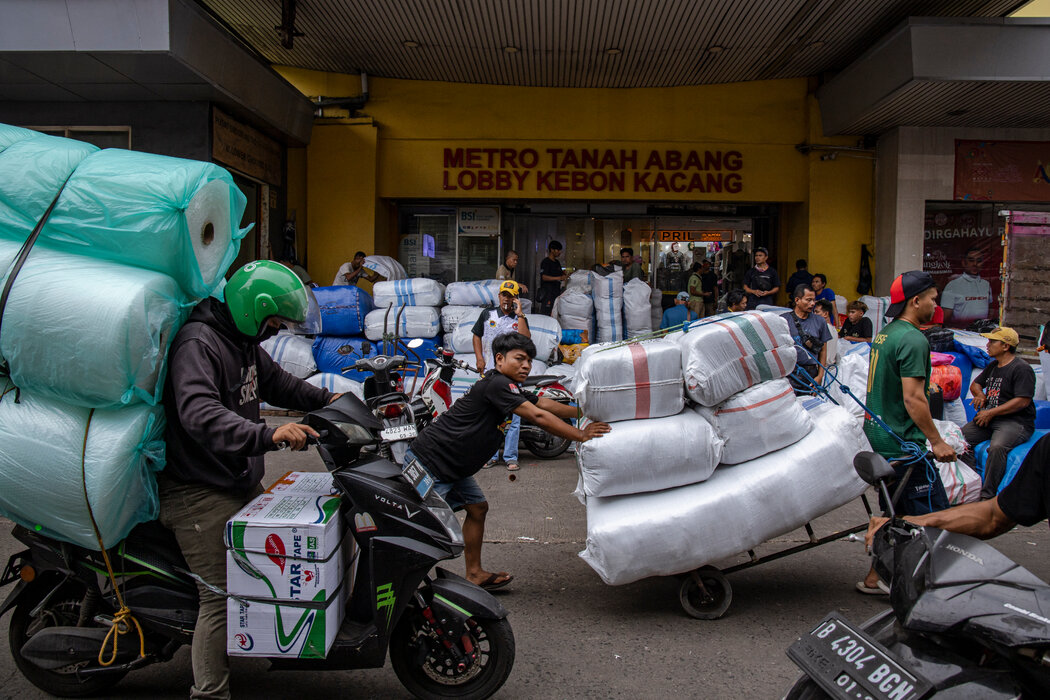 在印度尼西亞雅加達的塔納阿邦市場,一位服裝商人稱讚中國運動服裝的質量與價格。